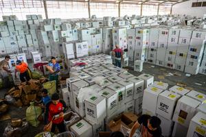 Persiapan logistik Pilkada di gudang KPU Kota Bandung