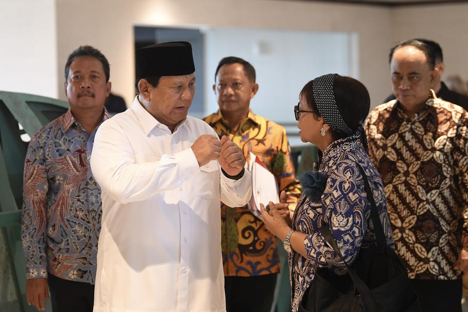 Menteri Pertahanan yang juga Presiden Terpilih Prabowo Subianto (kedua kiri) berbincang dengan Menteri Luar Negeri Retno Marsudi (kedua kanan) sebelum mengikuti sidang kabinet paripurna terakhir di Istana Garuda, Ibu Kota Nusantara (IKN), Penajam Paser Ut