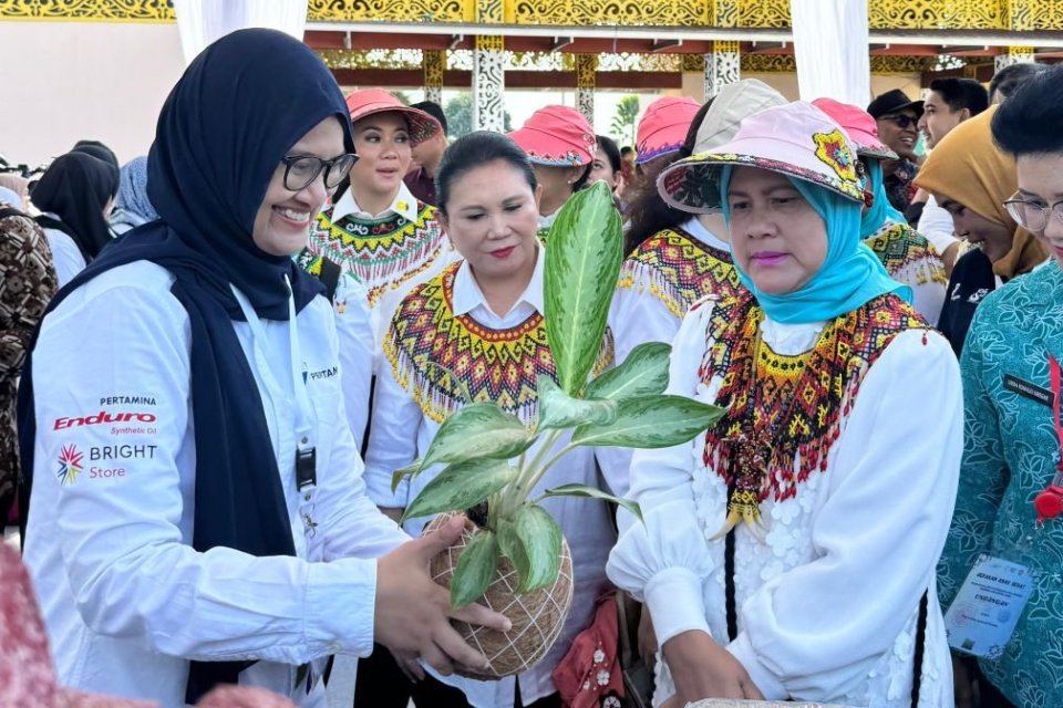 Pelatihan Pengolahan Sampah Rumah Tangga Menjadi Kompos dan Eco Enzyme di Kantor Kepala Desa Tengin Baru, Sepaku, Kabupaten Penajam Paser Utara pada hari Kamis (12/09/2024). 