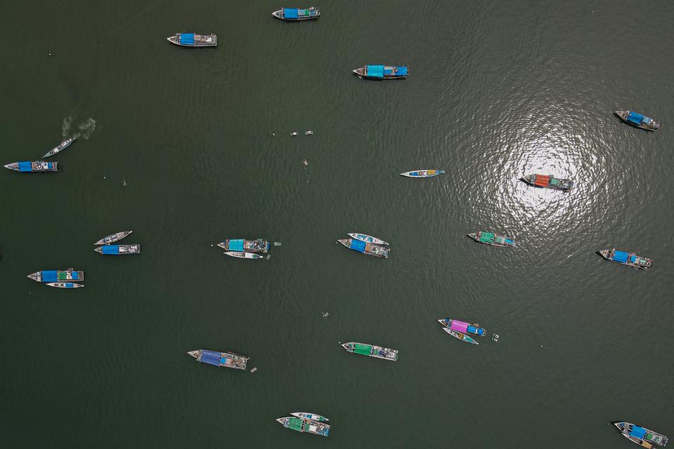 Foto udara sejumlah kapal ikan yang bersandar di sekitar tempat pelelangan ikan (TPI) Sodoha, Kendari, Sulawesi Tenggara, Minggu (15/9/2024). PT Perikanan mencatat, hingga Agustus 2024 telah menyerap sebanyak 4.680 ton ikan hasil tangkapan 1.305 mitra nel