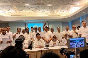 Ketua Umum Kadin 2021-2026 Arsjad Rasjid (duduk tengah) saat menggelar konferensi pers di Hotel JS Luwansa, Jakarta, Minggu (15/9). Foto: Mela Syahara