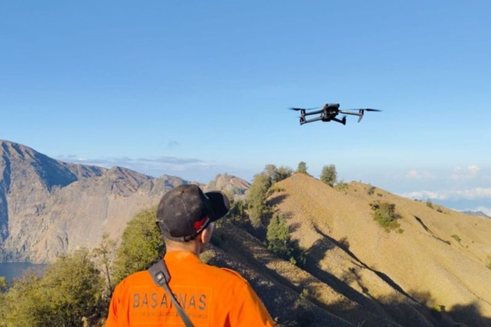 Tim SAR gabungan saat melakukan pencarian WNA asal Rusia yang hilang saat mendaki Gunung Rinjani dengan menggunakan drone, Minggu (15/09/2024). 