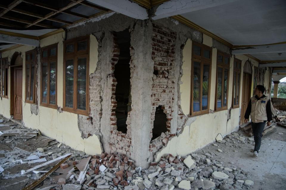 Relawan melihat kondisi masjid yang rusak akibat gempa bumi di Desa Cibeureum, Kertasari, Kabupaten Bandung, Jawa Barat, Rabu (18/9/2024). Pemerintah Kabupaten Bandung menetapkan status tanggap darurat selama 14 hari ke depan atas bencana gempa bumi berma