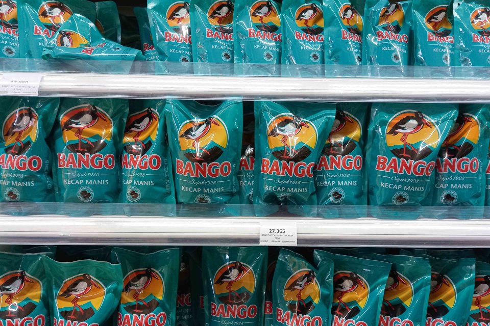 Sejumlah produk makanan dari Unilever yang dijual di pusat perbelanjaan di Jakarta