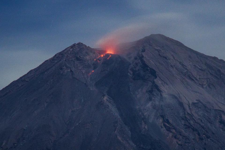 Asap vulkanis yang keluar dari kawah Gunung Semeru terlihat dari Desa Supiturang, Lumajang, Jawa Timur, Kamis (19/9/2024) dini hari.