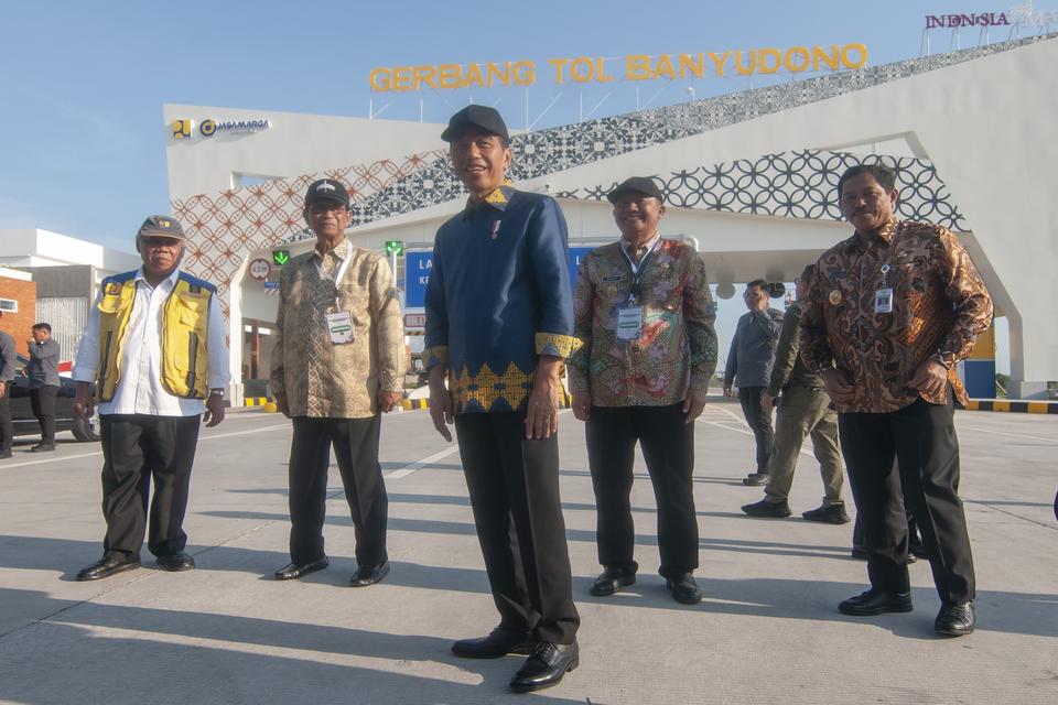 Presiden Joko Widodo (tengah) bersama Raja Keraton Yogyakarta Sri Sultan HB X (kiri kedua), Menteri Pekerjaan Umum dan Perumahan Rakyat (PUPR) Basuki Hadimuljono (kiri), Pj Gubernur Jawa Tengah Nana Sudjana (kanan) dan Wakil Bupati Boyolali Wahyu Irawan (