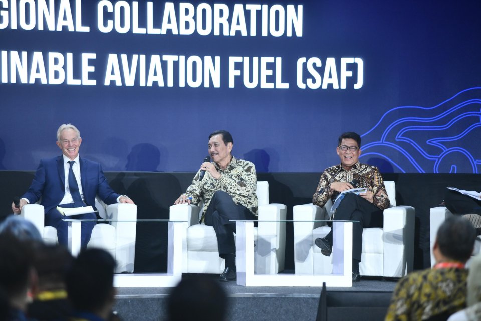 Direktur Strategi, Portofolio, dan Pengembangan Usaha Pertamina A Salyadi Saputra (kanan) pada sesi panel bertajuk Global and Regional Collaboration Potential on Sustainable Aviation Fuel pada acara Bali International Air Show 2024 yang digelar Rabu (18/0