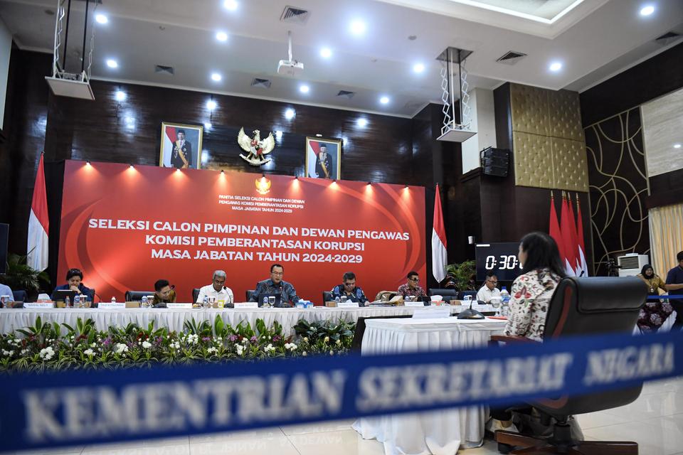 Ketua Pansel calon pimpinan dan dewan pengawas Komisi Pemberantasan Korupsi masa jabatan tahun 2024-2029 Muhammad Yusuf Ateh (ketiga kanan), Arif Satria (keempat kiri) beserta sejumlah panelis mewawancarai Calon Dewan Pengawas Komisi Pemberantasan Korupsi