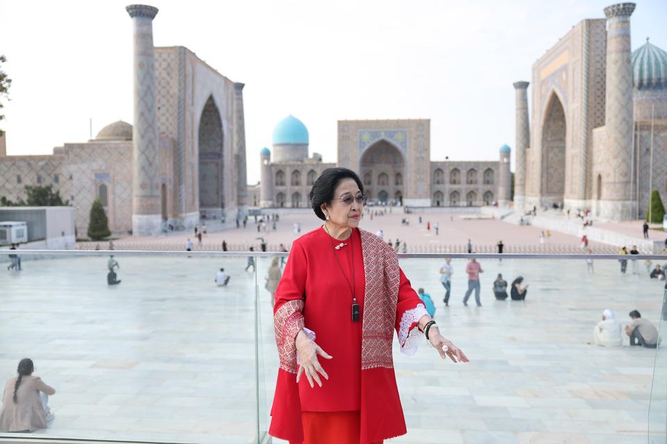 Presiden kelima RI Megawati Soekarnoputri berfoto saat berkunjung ke Registan Square yang merupakan salah satu situs bersejarah di Samarkand, Uzbekistan, Jumat (20/9/2024).