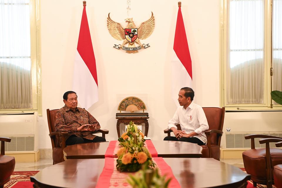 Presiden Joko Widodo (kanan) berbincang dengan Presiden ke-6 Susilo Bambang Yudhoyono saat melakukan pertemuan di Istana Merdeka, Jakarta, Sabtu (21/9/2024).