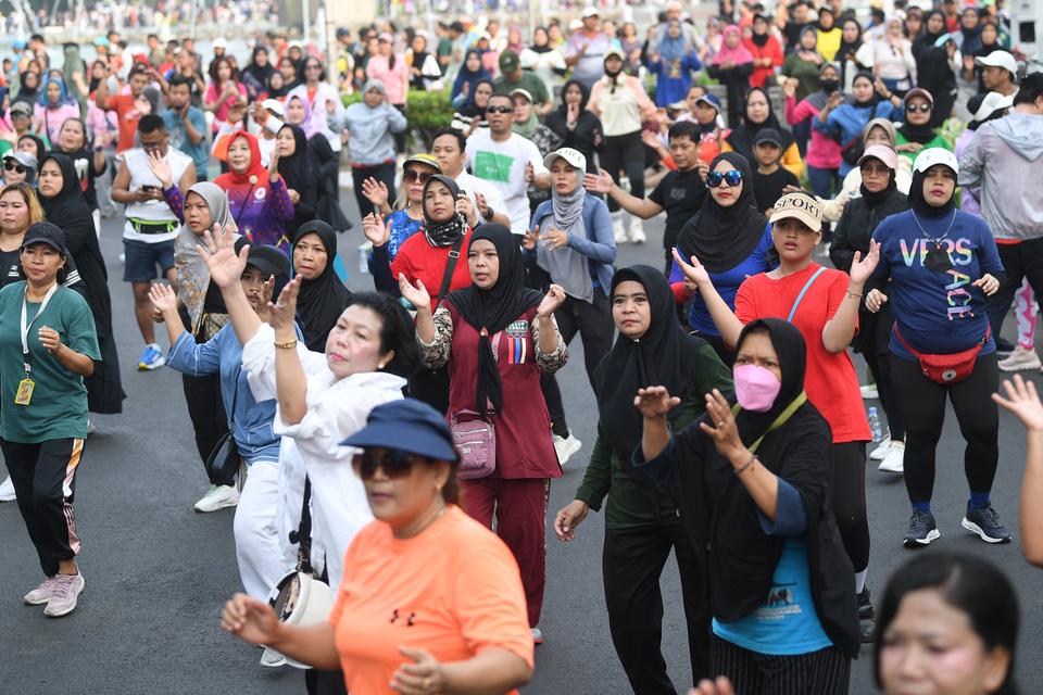 Warga berolahraga saat perayaan 22 tahun Hari Bebas Kendaraan Bermotor (HBKB) atau car free day (CFD) di Jakarta, Minggu (22/9/2024). 