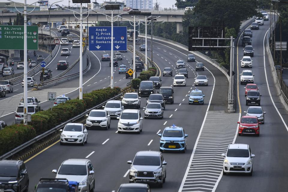 Kendaraan melintas di Jalan Tol Dalam Kota, Jakarta, Minggu (22/9/2024). Jasa Marga menaikan tarif Tol Dalam Kota pada Minggu (22/9), sebesar Rp500 untuk golongan I, Rp1.000 untuk golongan II dan III, serta Rp1.500 untuk golongan IV dan V guna meningkatka