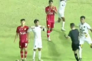 Pemain sepak bola Sulteng memukul wasit dalam laga melawan Aceh di PON 2024 pada Sabtu, 14 September 2024