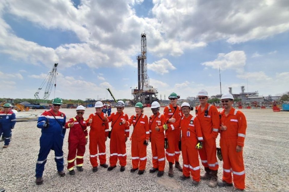 Menteri ESDM Arifin Tasrif, Kepala SKK Migas Dwi Soetjipto dan Presiden ExxonMobil Indonesia Carole Gall beserta jajaran Kementerian ESDM dan ExxonMobil dalam peresmian minyak perdana Banyu Urip Infill Classic (BUIC) di kawasan Blok Cepu, Kabupaten Bojone