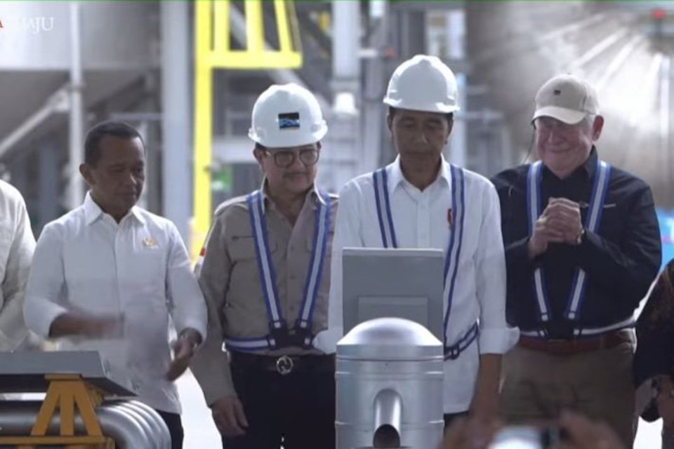 Presiden Joko Widodo saat menekan tombol peresmian pabrik smelter PT Freeport Indonesia di Gresik, Provinsi Jawa Timur, Senin (23/9/2024). 