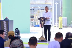 Presiden Joko Widodo saat meresmikan Smelter Amman Mineral Internasional di Sumbawa Barat, Nusa Tenggara Barat pada Senin (23/9). Foto: Muchlis Jr - B