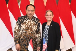 Menteri Kominfo Budi Arie Setiadi bertemu dengan Duta Besar Amerika Serikat untuk Indonesia Kamala Shirin Lakhdhir di kantor kementerian, Jakarta, Kam