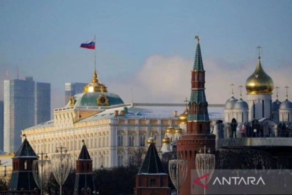 Arsip - Bendera nasional Rusia di Kremlin, Moskow, Rusia (6/1/2023).