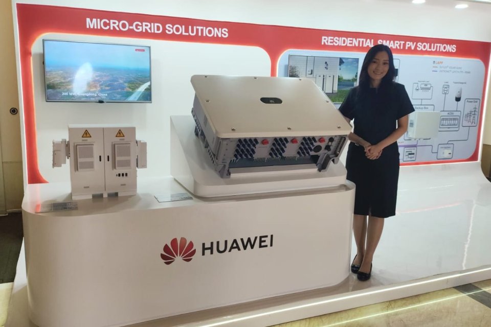 Seorang model menunjukkan produk teknologi Huawei untuk menggenjot energi terbarukan, di Jakarta, Kamis (3/10).