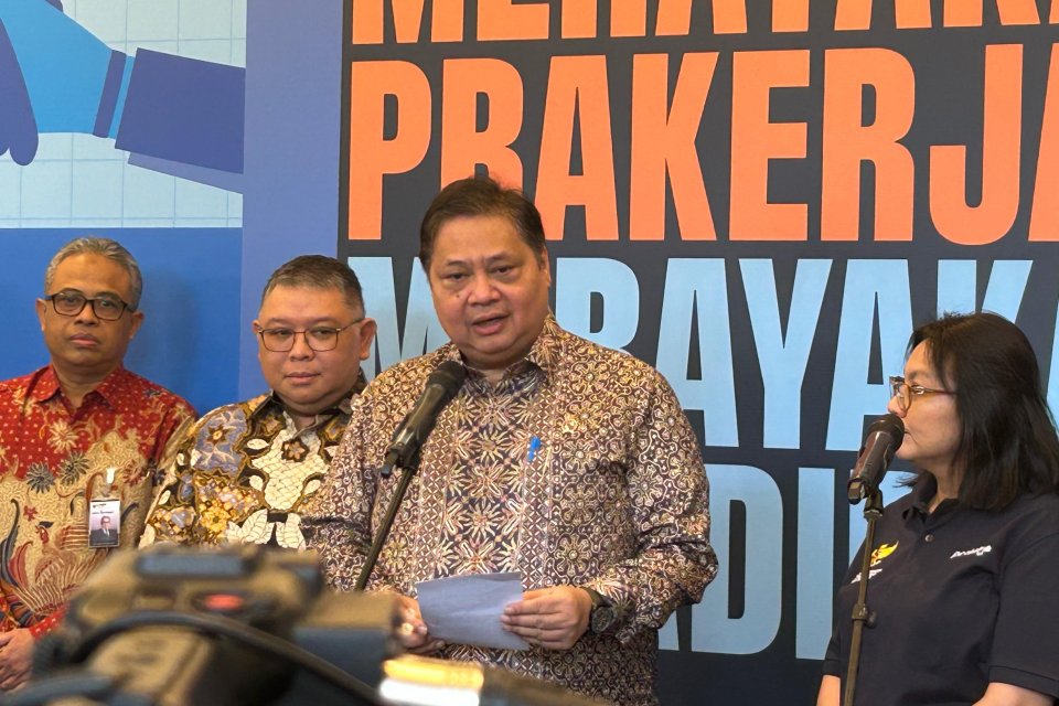 Menteri Koordinator Bidang Perekonomian Airlangga Hartarto memberikan keterangan pers usai menghadiri acara Temu Alumni Prakerja di Gedung Kemenko Perekonomian, Jakarta, Kamis (3/10). 