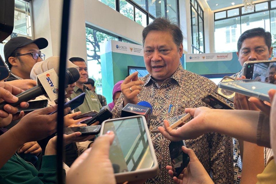 Menteri Koordinator Bidang Perekonomian Airlangga Hartarto saat sesi doorstop dengan para wartawan di Gedung Kemenko Perekonomian, Jakarta, Kamis (3/10). 