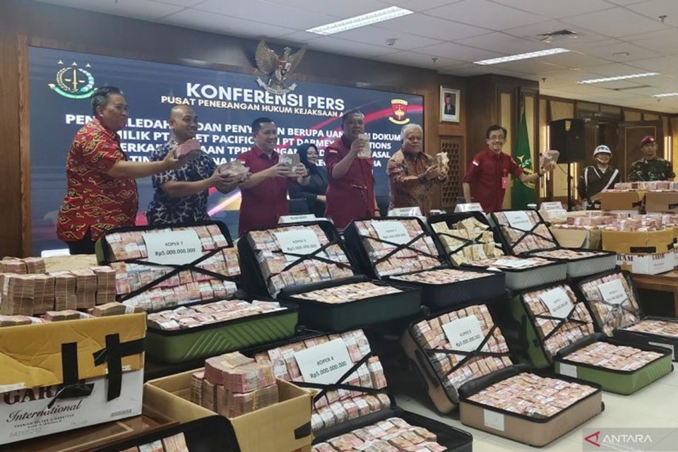 Direktur Penyidikan Jaksa Agung Muda Bidang Tindak Pidana Khusus (Jampidsus) Kejagung Abdul Qohar (keempat dari kiri) dan Kepala Pusat Penerangan Hukum (Kapuspenkum) Kejaksaan Agung Harli Siregar (kedua dari kanan) bersama para Kasubdit menunjukkan uang t