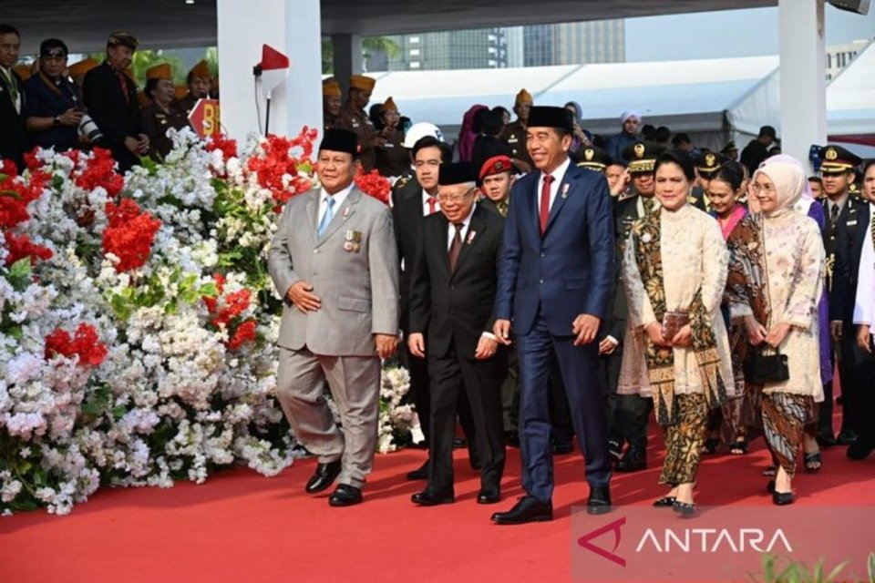 Presiden Joko Widodo, Wakil Presiden Ma\'ruf Amin dan Menteri Pertahanan Prabowo Subianto pada puncak perayaan peringatan HUT Ke-79 TNI di Lapangan Silang Monas Jakarta, Sabtu (5/10/2024). 