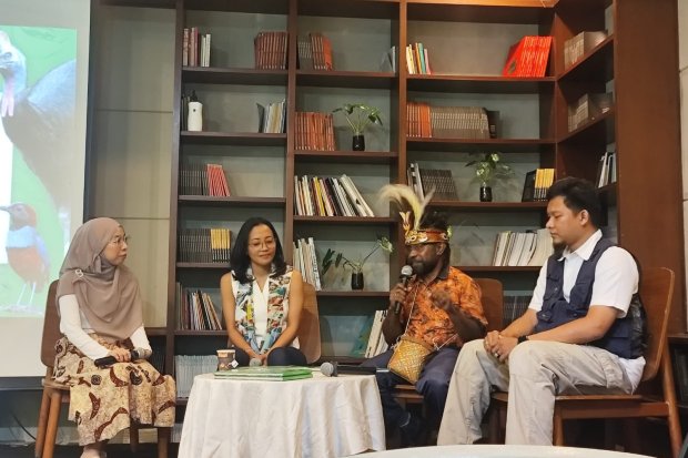 Tokoh Budaya Fakfak yang berasal dari suku Mbaham Matta, Fredrikus Warpopor, memaparkan upaya yang dilakukan masyarakatknya untuk menjaga kelestarianburung di hutan Papua Barat, pada peluncuran buku di Jakarta, jumat (11/10).