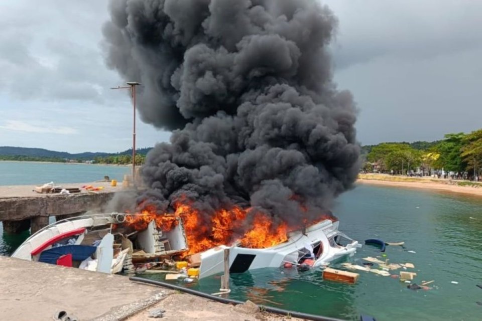 Speedboat yang ditumpangi calon gubernur Maluku Utara terbakar, Sabtu (12/10)