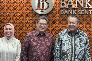 Gubernur Bank Indonesia Perry Warjiyo (tengah) dengan anggota dewan gubernur melakukan konferensi pers mengenai keputusan suku bunga acuan, Rabu (16/1
