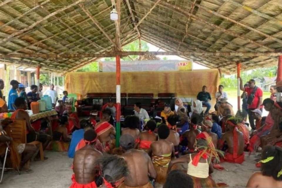 Tim Terpadu Verifikasi Usulan Penetapan Hutan Adat di Kabupaten Sorong Selatan melakukan prorses verifikasi subjek di Distrik Konda, Kabupaten Sorong Selatan, Papua Barat Daya, Selasa (15/10/2024)