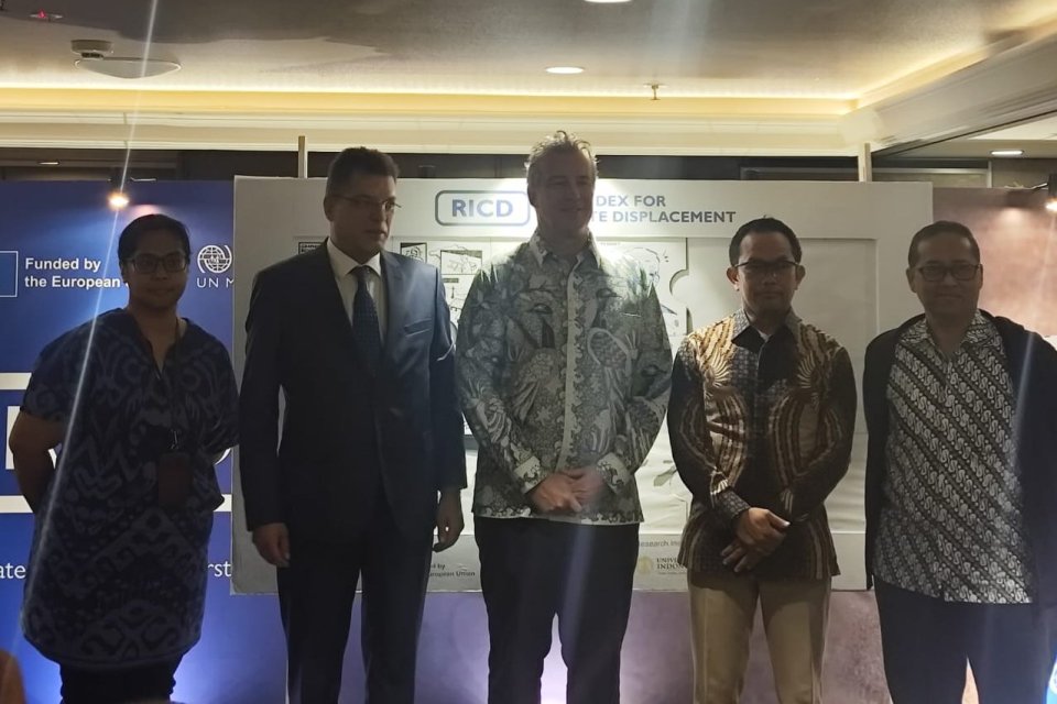 Kepala Misi IOM Indonesia jeffrey Labovitz (Tengah) bersama dengan Komisioner Eropa untuk Manajemen Krisis, Janez Lenarcic (kanan), dan Kepala Pusat Data, Informasi, dan Komunikasi, BNPB, Abdul Muhari, (Kiri) dalam peluncuran RICD, di Jakarta, Rabu (16/10