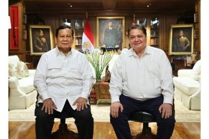Presiden terpilih Prabowo Subianto bersama Menko Airlangga Hartanto