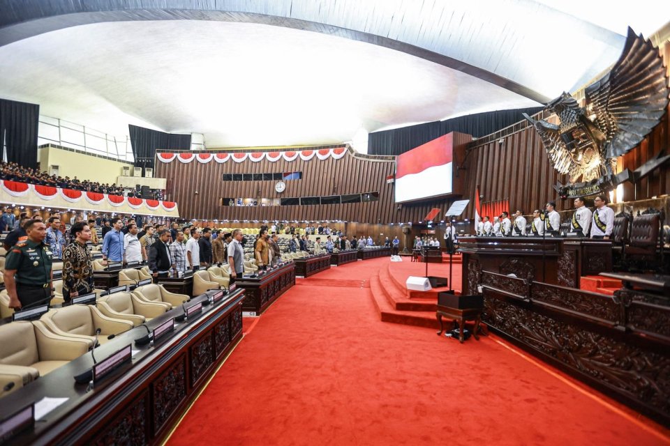 Wakil Presiden terpilih Gibran Rakabuming Raka (kedua kiri) saat mengikuti geladi bersih pelantikan presiden dan wakil presiden di Gedung Nusantara, kompleks Parlemen, Senayan, Jakarta, Sabtu (19/10/2024).