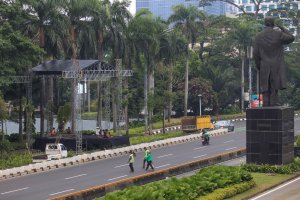 Persiapan panggung pesta rakyat