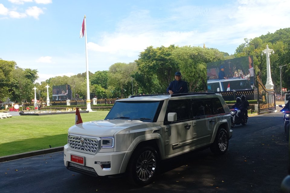 Prabowo menaiki Maung Garuda menuju istana negara, Minggu (20/10)