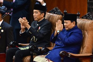 Presiden Joko Widodo (kiri) dan Presiden terpilih Prabowo Subianto (kanan