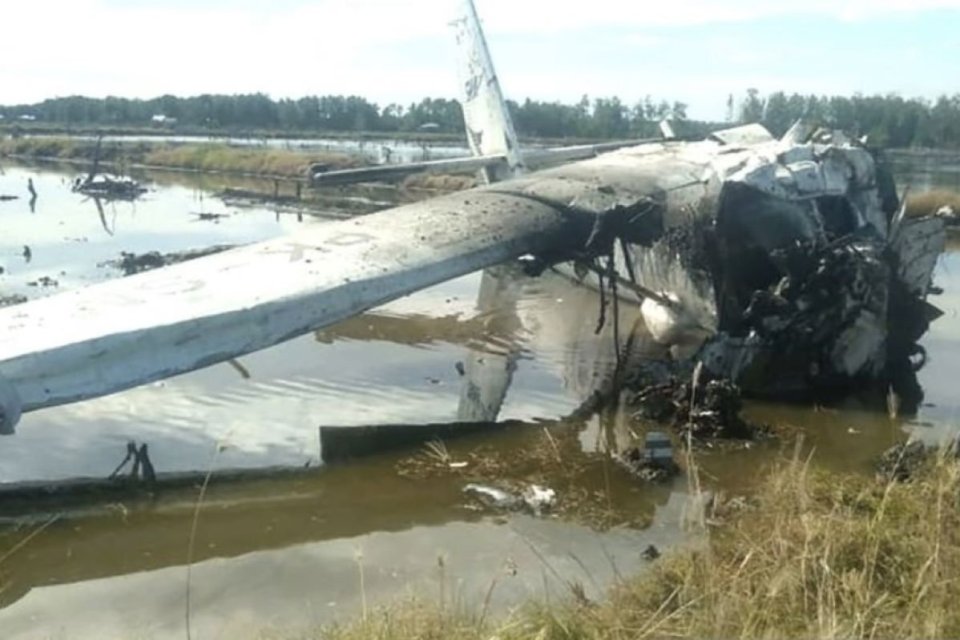 Puing pesawat milik SAM Air yang jatuh di Gorontalo, Minggu (20/10)