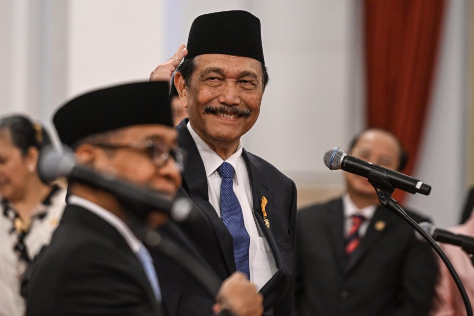 Ketua Dewan Ekonomi Nasional Luhut Binsar Pandjaitan (tengah) mengikuti pelantikan menteri dan kepala lembaga tinggi negara Kabinet Merah Putih di Istana Negara, Jakarta, Senin (21/10/2024). Presiden Prabowo melantik 53 menteri dan kepala badan negara set