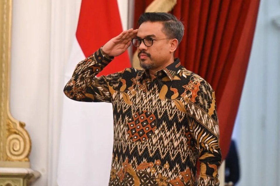 Menteri UMKM Maman Abdurrahman memakai batik sambil memberikan hormat.