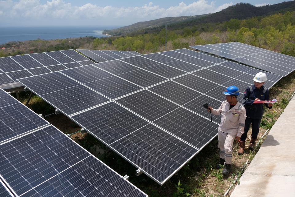 PLN Indonesia Power (PLN IP), melalui perusahaan patungan anak usahanya meresmikan pabrik solar panel terintegrasi dengan kapasitas produksi sebesar 1 Gigawatt Peak (GWp) di Kendal, Jawa Tengah. 