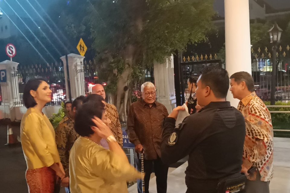 Keluarga besar Presiden Prabowo Subianto berbincang di kawasan Istana Negara pada Rabu (23/10) malam. Prabowo mengundang keluarganya untuk bersantap malam di Istana Merdeka.