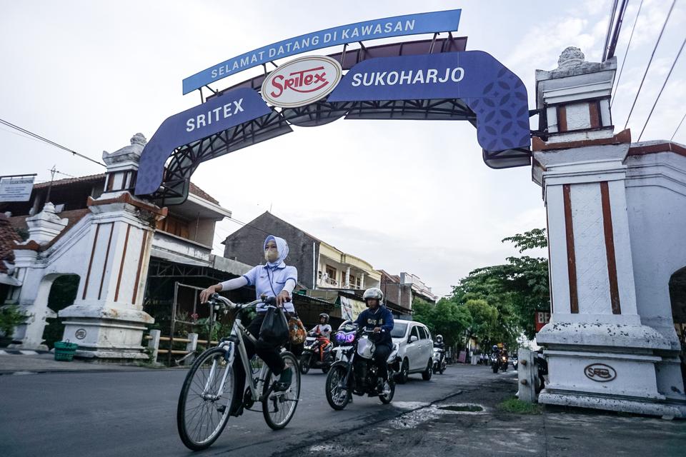 Buruh mengendarai sepeda keluar dari pabrik PT Sri Rejeki Isman Tbk (Sritex) di Sukoharjo, Jawa Tengah, Kamis (24/10/2024).