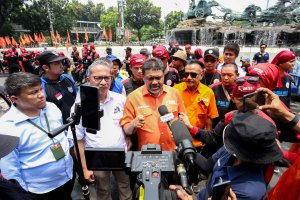 Demonstrasi Buruh Tuntut Kenaikan Upah Minimum Tahun 2025