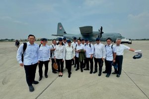 Kabinet Merah Putih bersiap menaiki pesawat Super Hercules milik TNI AU. Foto: Instagram/Sri Mulyani