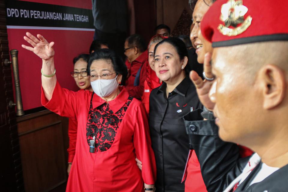 Ketua Umum PDI Perjuangan Megawati Soekarnoputri (kiri) didampingi Ketua DPP PDIP Bidang Politik Puan Maharani (kedua kiri) melambaikan tangan ke arah simpatisan usai menghadiri Konsolidasi Organisasi Internal Partai di Kantor DPD PDIP Jateng, Semarang, J