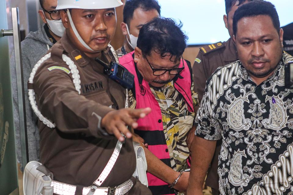 Mantan pejabat MA, Zarof Ricar (tengah) berjalan menuju mobil tahanan usai diperiksa di Kejaksaan Agung, Jakarta, Jumat (25/10/2024). 