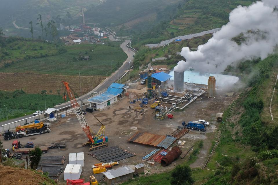 Pekerja beraktivitas di areal instalasi sumur geothermal atau panas bumi untuk Pembangkit Tenaga Listrik Panas Bumi (PLTP) PT Geo Dipa Energi di kawasan dataran tinggi Dieng Dusun Bitingan, Kepakisan, Batur, Banjarnegara, Jawa Tengah, Senin (28/10/2024). 