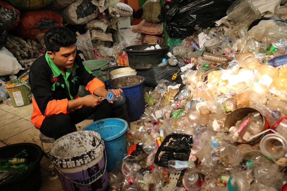 Petugas Bank Sampah Induk (BSI) menimbang sampah nonorganik di Cempaka Putih, Jakarta, Senin (28/10/2024). 