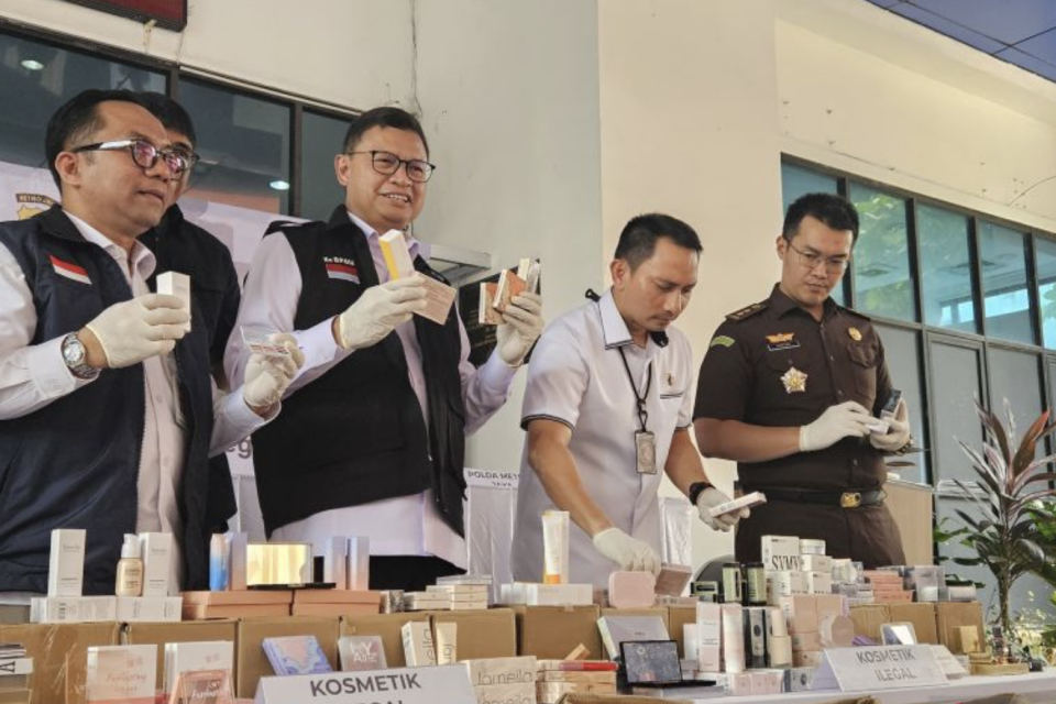 Kepala BPOM Taruna Ikrar (kedua kiri) menunjukkan sejumlah kosmetik ilegal hasil penindakan dari laporan warga, di Jakarta, Senin (28/10/2024).